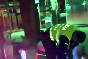 Policía aparentemente borracho casi arrolla a una familia en Asunción