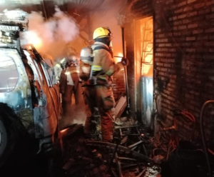 Video: bomberos contienen incendio en San Lorenzo y rescatan a un perro