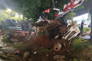 Vuelco de tractocamión deja un fallecido en CDE