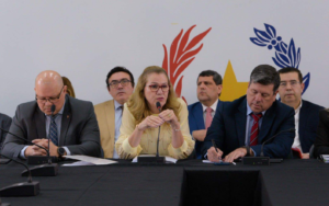 Gobierno propone escalafón meritocrático e igualar salarios de médicos contratados y nombrados
