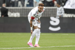 Nuevo calvario para Neymar: lesión muscular, adiós a la Sudamericana y dura crítica al césped de Vila Belmiro