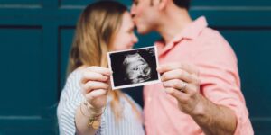 En este Octubre Rosa, especialista invita a incluir la fertilidad en el cuidado preventivo de la mujer