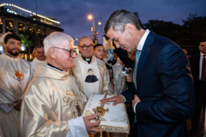 Santiago Peña visitó la espada de San Miguel Arcángel en Asunción