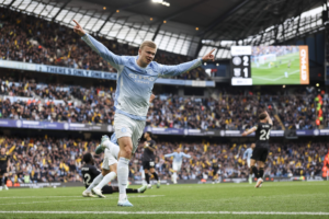 Haaland firma un doblete ante el Ipswich de Julio Enciso