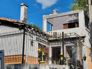 Video: derrumbe de una casa en Asunción deja dos personas atrapadas