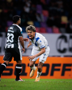 Video: Ronaldo Martínez firma un triplete y lidera la goleada de Vélez