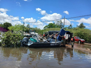 Ayolas: Prefectura evacúa a una familia aislada por la crecida del Paraná
