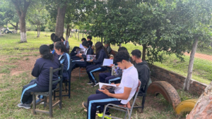 Concepción: alumnos siguen dando clase bajo árboles