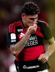 Flamengo recupera la cima con un triunfo agónico y polémico