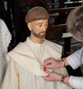 Vistiendo Santos: impulsan puesta en valor de imágenes sacras en templo de Yaguarón